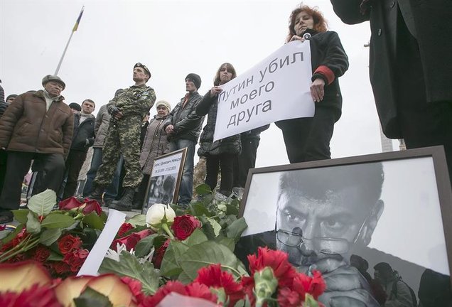 Un nutrido grupo de moscovitas estan rindiendo homenaje a Boris Nemtsov en las calles de la ciudad. SERGEY DOLZHENKO/EFE/EPA