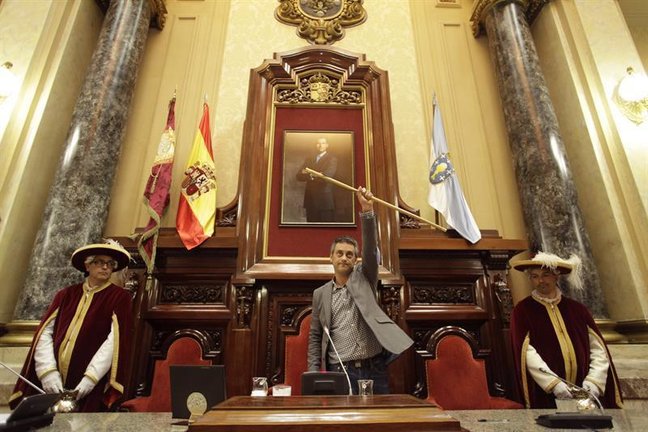 Xulio Ferreiro sostiene el bastón de mando tras ser proclamado alcalde