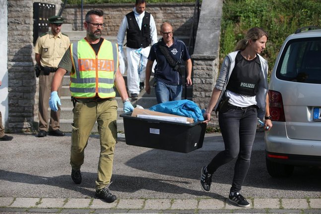 Policías se incautan de varia documentación y pruebas de un hogar para refugiados en Ansbach, en el marco de la investigación