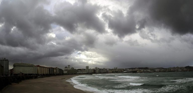 El aire frío y el oleaje protagonizarán esta jornada, en la imagen la playa del Orzán de A Coruña