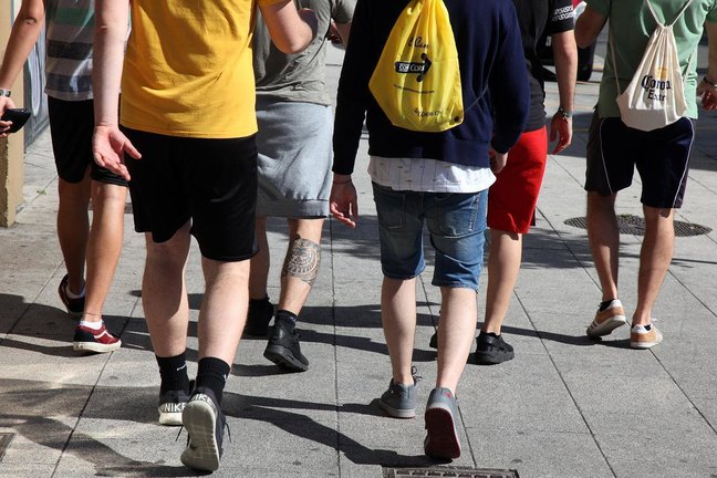 Gente en pantalón corto en Santiago en pleno mes de marzo
