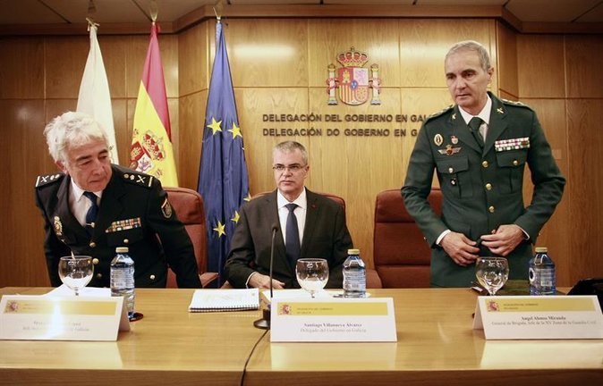 Villanueva, acompañado por el jefe de la XV Zona de la Guardia Civil, Ángel Alonso Miranda, y el Jefe Superior de la Policía de Galicia, Manuel Vázquez López