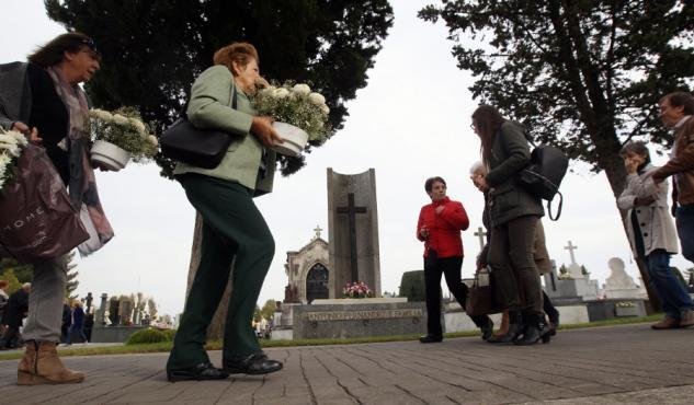 Centenares de lucenses acudieron, como cada año, al cementerio de San Froilán para cumplir con la tradición
