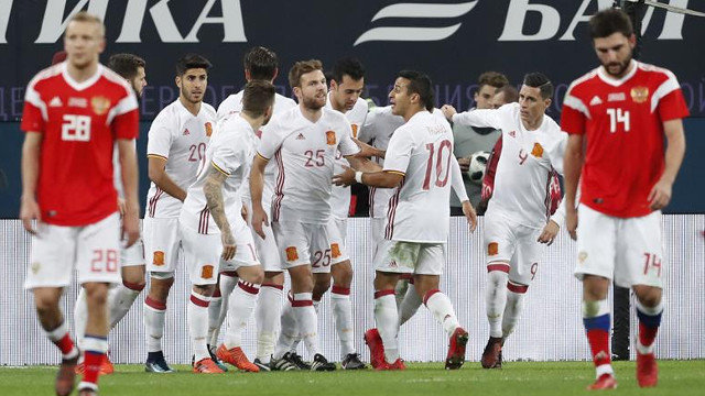 Los jugadores de la selección española celebran un gol en el partido ante Rusia