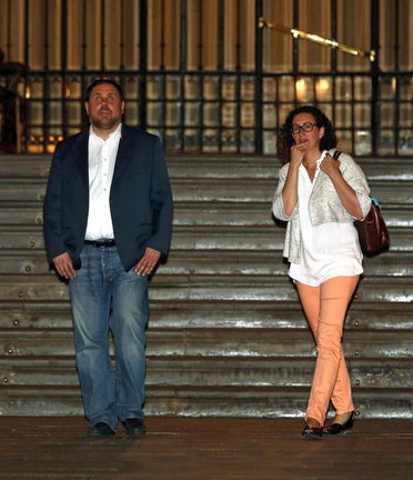 Los dirigentes de ERC, Oriol Junqueras y Marta Rovira, a su salida de la reunión del Palau de la Generaliat