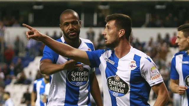 El jugador del Deportivo Borja Valle celebra tras marcar en presencia de Sidnei Rechel. EFE