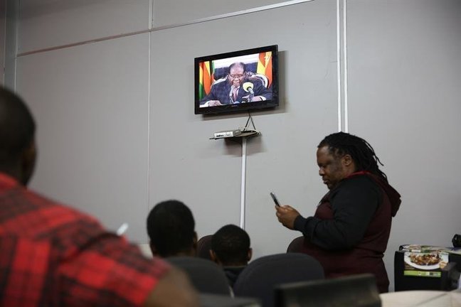 Mugabe lanza su mensaje televisado. AARON UFUMELI (EFE)