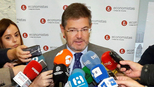 Rafael Catalá atiende a los medios. MANUEL LORENZO (EFE)
