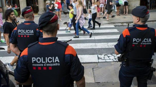 Una unidad de los Mossos d'Esquadra por las calles del centro de Barcelona.AEP