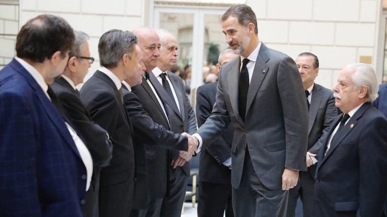  El Rey Felipe, y el fiscal Luis Navajas saludan a los fiscales a su llegada a la capilla ardiente del fiscal general del Estado, José Manuel Maza.BALLESTEROS (Efe) 