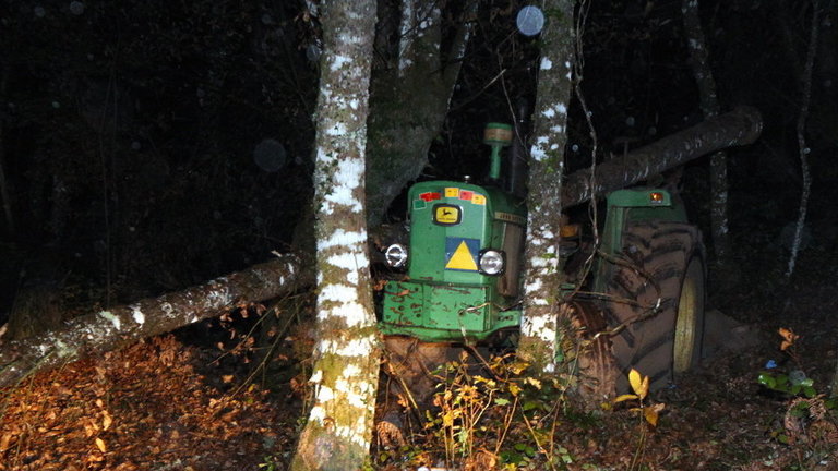 Tractor del hombre fallecido, con el árbol todavía encima. J.VÁZQUEZ