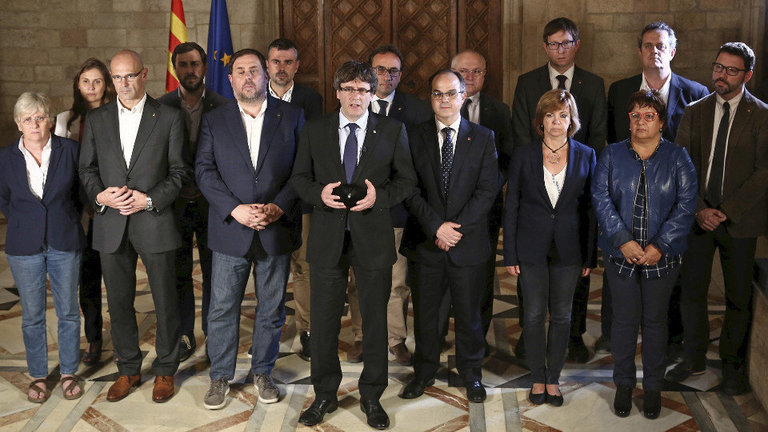 Carles Puigdemont y el resto del Gobierno cesado de la Generalitat. JORDI BEDMAR (EFE)