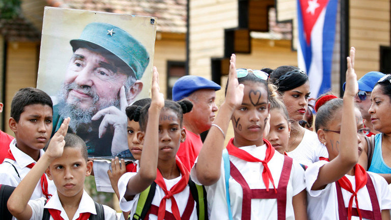 Un grupo de niños saluda la caravana con las cenizas de Fidel. ERNESTO MASTRASCUSA