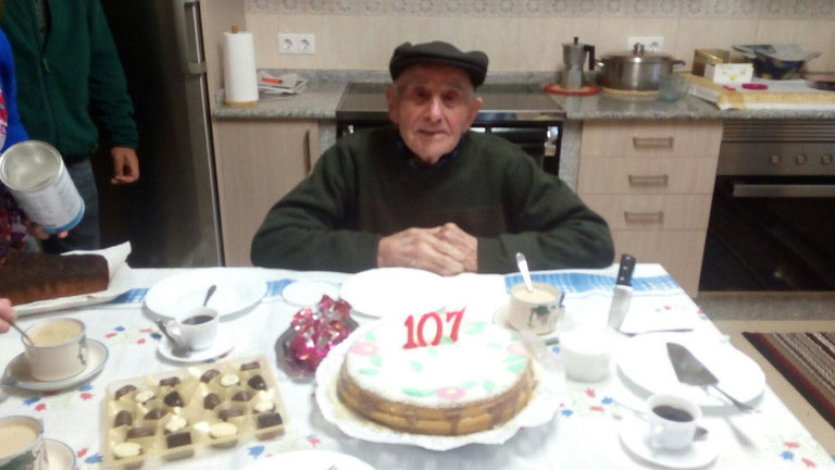 Francisco Lestegás, con su tarta de cumpleaños. AMA
