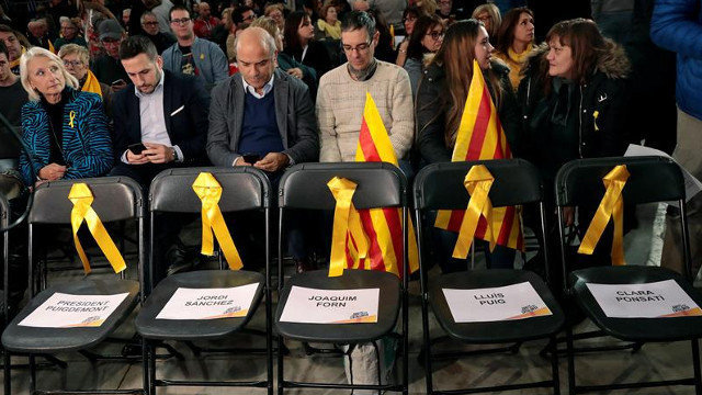 Sillas vacías en el acto de Junts per Cataluña en referencia a Puigdemont, Sánchez y los exconsellers que están en Bélgica o en la cárcel. EFE
