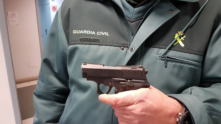 Pistola requisada en el caso de violencia machista de Salvaterra do Miño. GUARDIA CIVIL