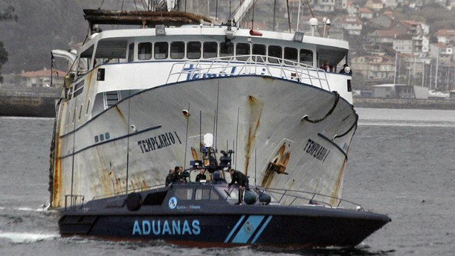 Una embarcación que portaba un importante alijo de cocaína ha sido interceptada en las inmediaciones del puerto de Marín. SXENICK (EFE)
