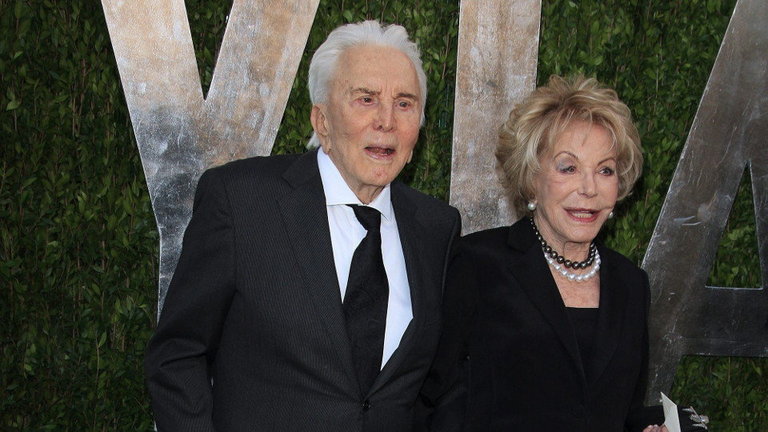 Kirk Douglas y su esposa, Anne Douglas, en febrero de 2013. AEP