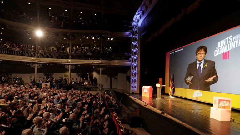 Puigdemont interviene por videoconferencia desde Bruselas durante el mitin de su partido en Igualada. SUSANNA SÁEZ (EFE)
