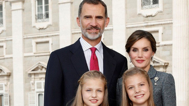 Fotografía de los Reyes junto a sus hijas,  Leonor, Princesa de Asturias, y la Infanta Sofía, con la que este año felicitan la Navidad. EFE