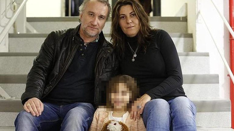 Los padres de Nadia, con la pequeña. (AG)

