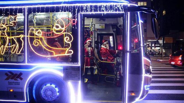Un conductor vestido de Papá Noel conduce un autobús en Sao Paulo.FERNANDO BIZERRA JR.