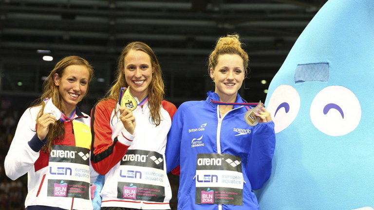 Jessica Vall junto a Rikke Moeller Pedersen y Molly Renshaw en los Campeonatos Europeos de Natación 2014. DAVID EBENER (EFE)