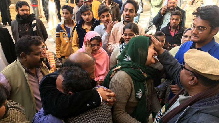 Familiares de las víctimas del atentado en Pakistán lloran su pérdida