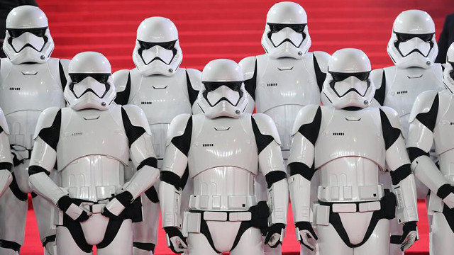 Varios stormtroopers posan en la alfombra roja previa al estreno de la película Star Wars episodio VIII