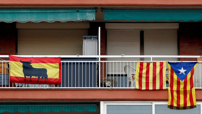 Batalla de banderas en los balcones de Barcelona ALBERTO ESTÉVEZ (Efe)