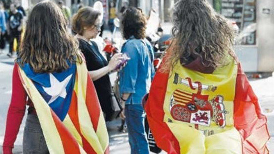 Jóvenes con la estelada y la bandera de España. AEP