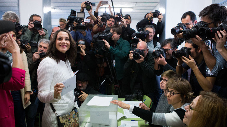 Inés Arrimadas, ejerce su derecho a voto en el colegio electoral Ausiàs March del barrio de Les Corts. ENRIC FONTCUBERTA (EFE)