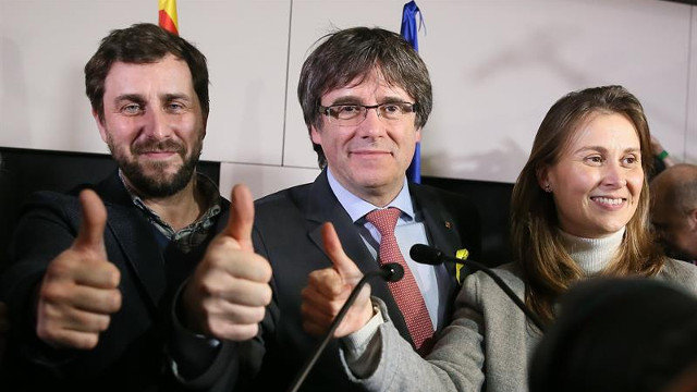 Carles Puigdemont celebra el resultado de las elecciones catalanas. STEPHANIE LECOCQ (EFE)