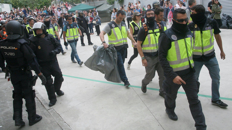 Agentes de la Policía Nacional y la Guardia Civil retirando una urna el 1-O. EFE