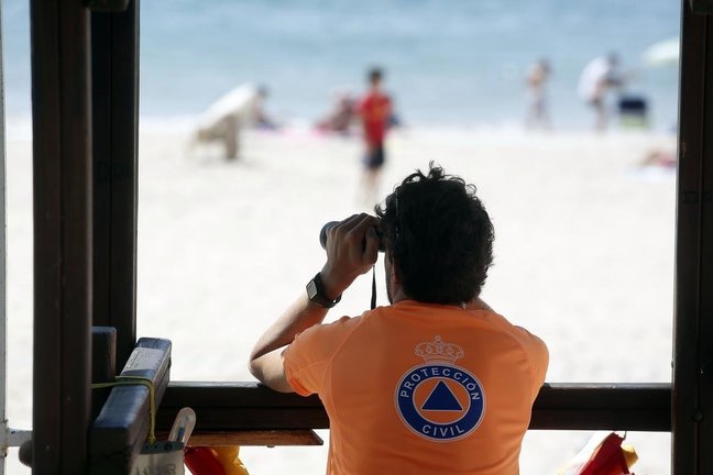 Un socorrista vigila desde su puesto en una playa gallega