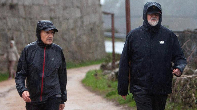 Rajoy y José Benito Suárez, de caminata en la Ruta da Pedra e da Auga.SALVADOR SAS