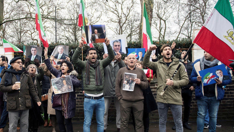 Activistas protestan contra el gobierno iraní en el exterior de la embajada de Irán en Londres. WILL OLIVER (EFE)