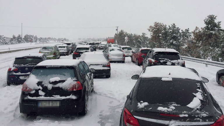 Familias atrapadas en sus coches por la nevada en la AP6 han pasado la noche en sus coches. EFE