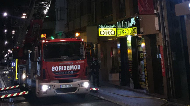 Bomberos actuando en el incendio de la calle Oliva. RAFA FARIÑA
