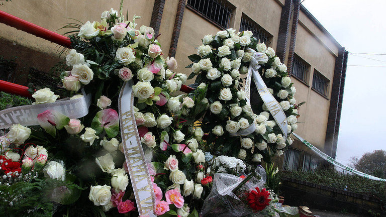 Flores ante la nave de Asados, donde apareció el cadáver de Diana Quer. PEPE FERRÍN