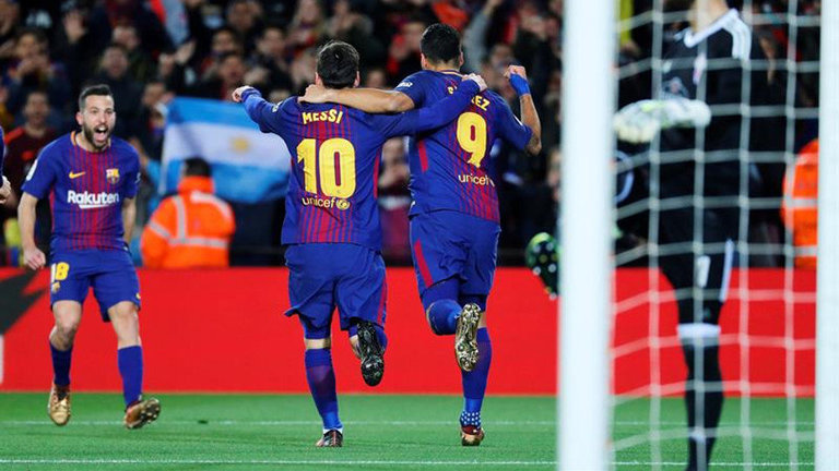 Messi celebra un gol con Luis Suárez y Jordi Alba. ALEJANDRO GARCÍA (EFE)