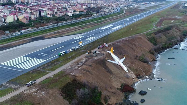 El avión, tras el accidente. EFE