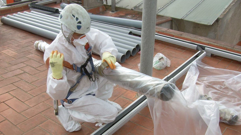 Trabajos de retirada de amianto en una calle de Lugo. AEP