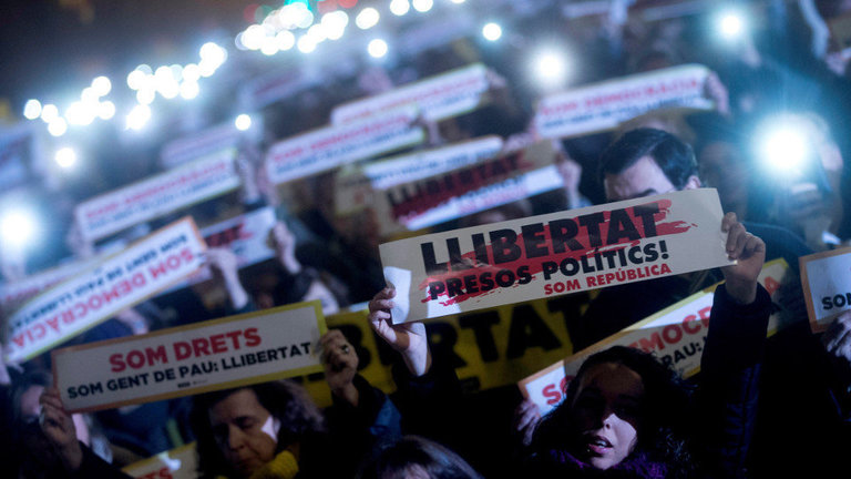 Simpatizantes de la ANC y Òmnium Cultural participaron en la concentración para exigir la libertad de Jordi Sánchez y Jordi Cuixart. QUIQUE GARCÍA (EFE)