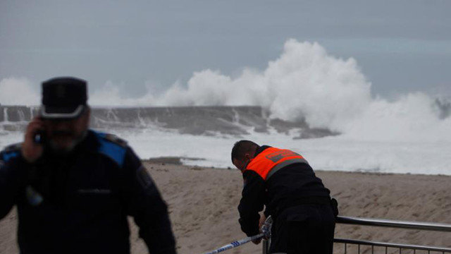 Los accesos a las playas de A Coruña, cortados por el oleaje. CABALAR