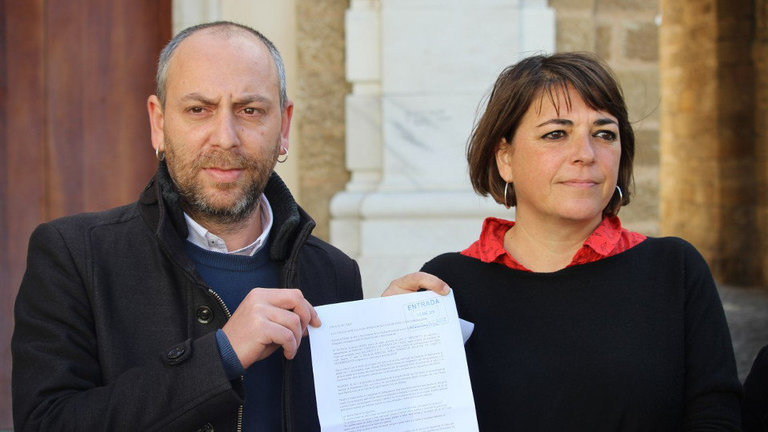 El secretario general del Partido Comunista de Andalucía, Ernesto Alba, y la responsable del área feminista del PCA, Elena Cortés, presentaron la denuncia. PCA