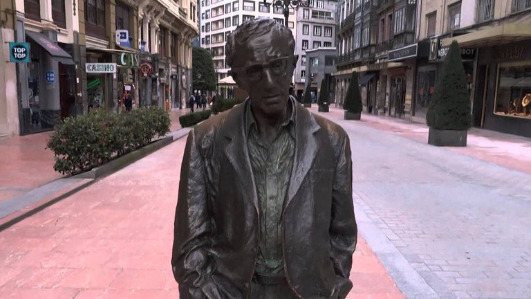 Estatua de Woody Allen en Oviedo. YOUTUBE
