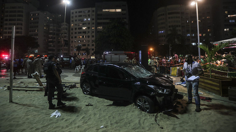 Lugar en el que un conductor invadió el paseo de la playa de Copacabana y llegó hasta la arena. ANTONIO LACERDA (EFE)