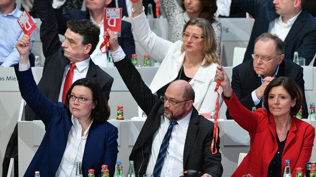 Schulz (abajo en el centro), durante la votación en el congreso del SPD. SASCHA STEINBACH (EFE)