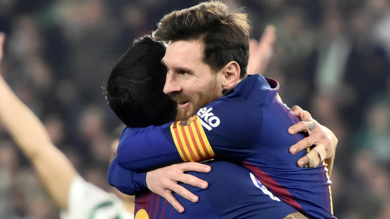 Messi se abraza a Suárez en una de las celebraciones.RAÚL CARO (Efe)